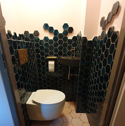 donkergroene hexagon tegel toiletwand