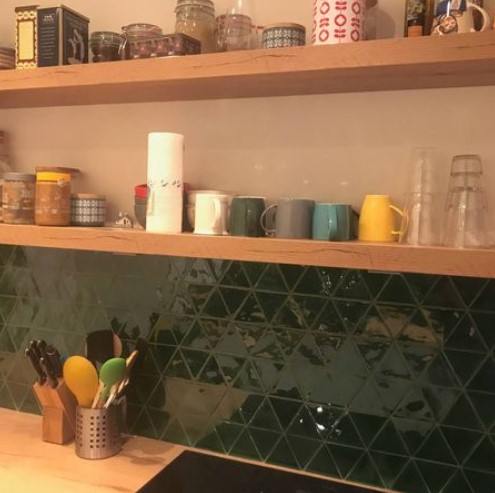 groene tegeltjes driehoek keukenwand