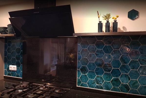 zeshoek tegels spatwand keuken blauwgroen
